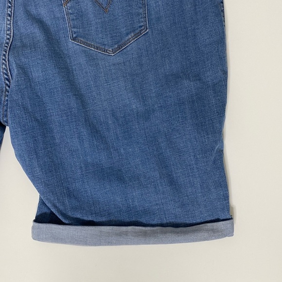 ✨NWOT✨Levi’s | Medium-Wash Denim Cuffed Classic Bermuda Jean Shorts Sz 26W-Wide - Picture 6 of 16